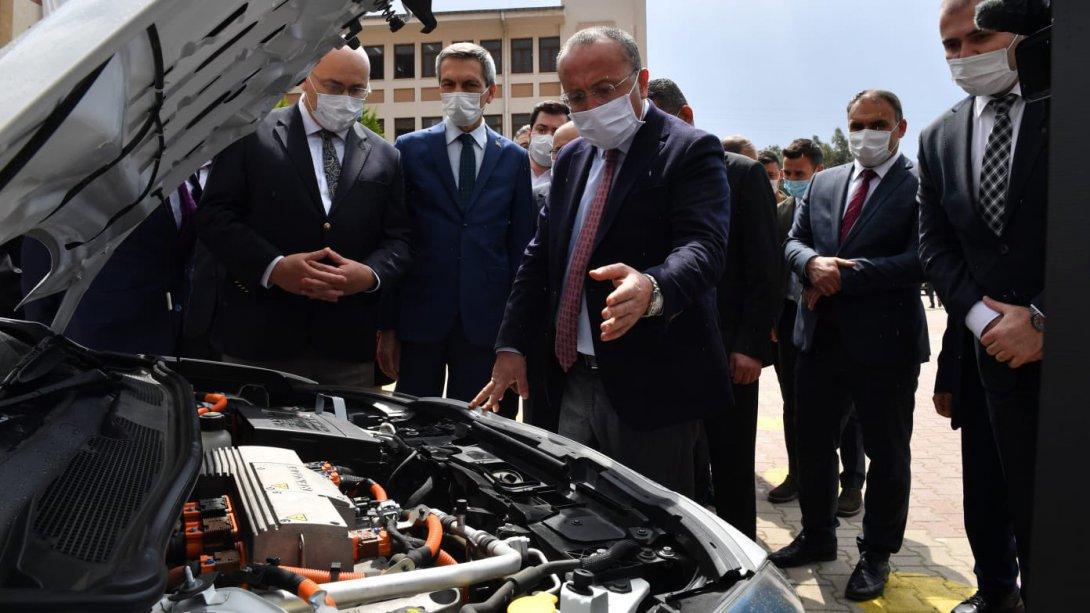 Yapılan Protokol ile Orhan Abalıoğlu Mesleki ve Teknik Anadolu Lisemize Elektrikli Araba Hibe Edildi