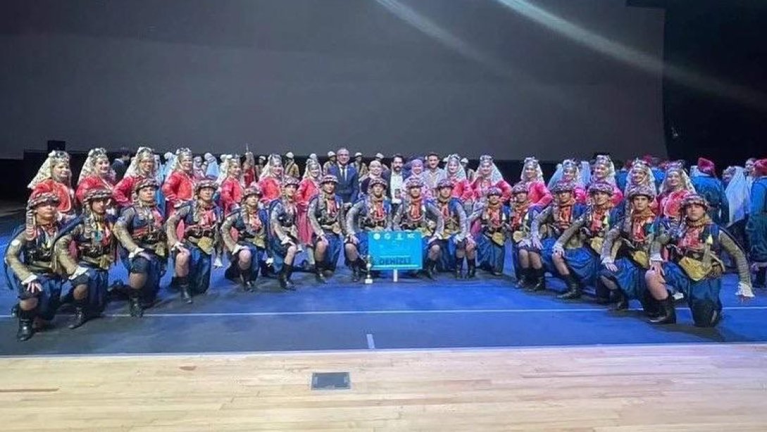 Gençler Halk Oyunları Türkiye Şampiyonası'nda 15 Temmuz Şehitler Anadolu Lisesi Halk Oyunları Ekibi Üst Üste 3. Şampiyonluğu Kazandı